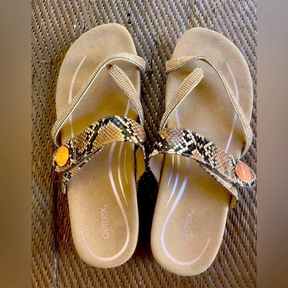Aetrex Sandal. 10.5–11 hardly worn snake pattern - toe strap in golden glitter.